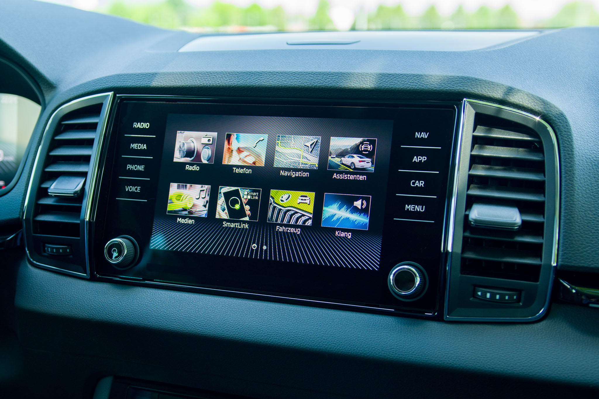 touchscreen multimedia infotainment skoda karoq