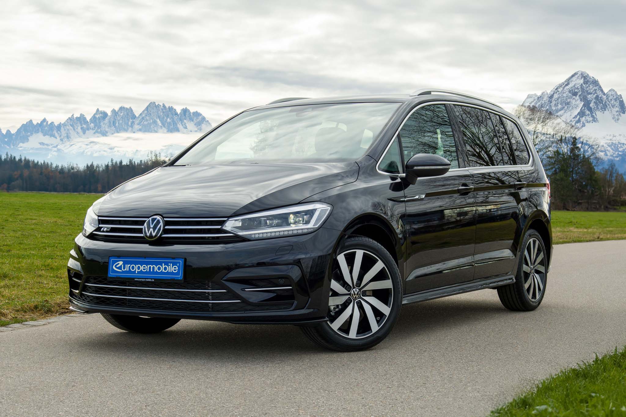 vw touran r-line schwarz vorne 