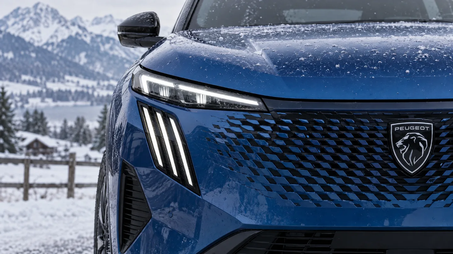 Front des Peugeot 3008 2026 mit Löwen-Emblem und Krallen-Tagfahrlicht