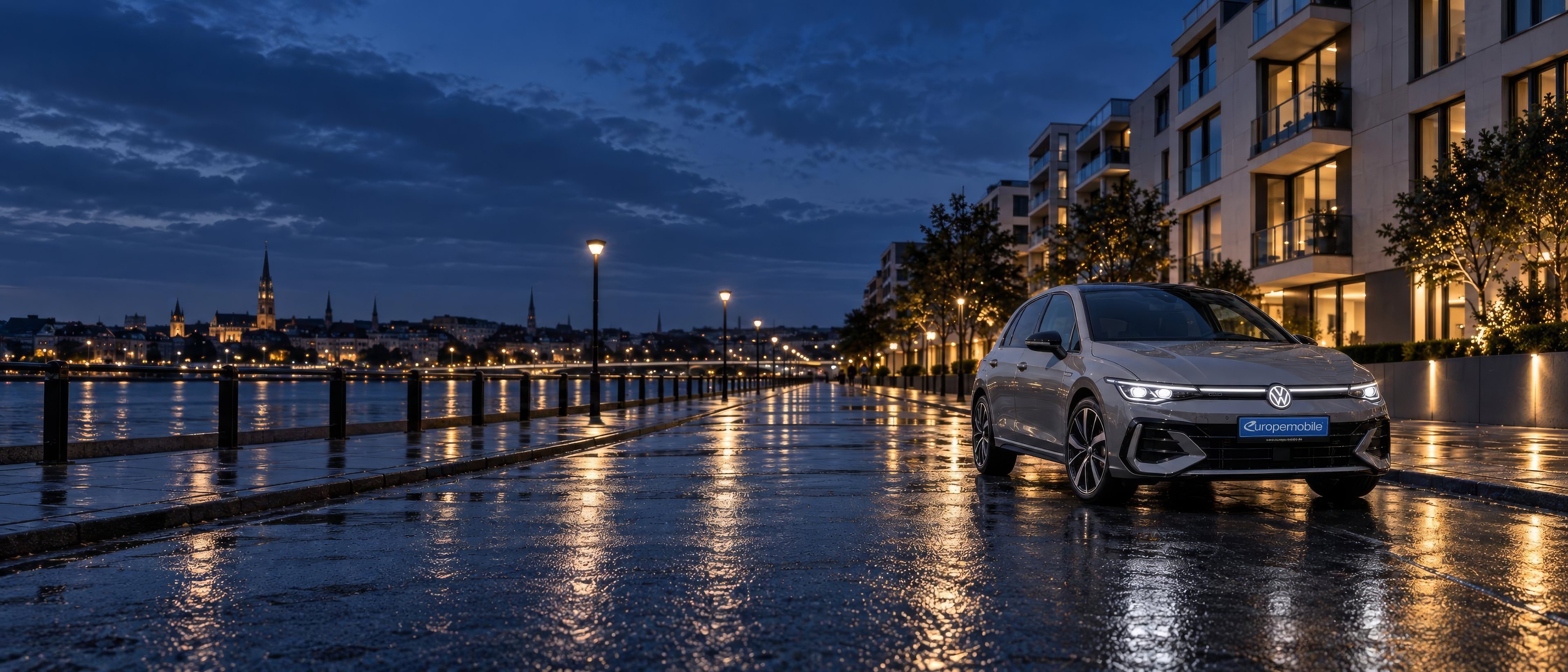 VW Golf am Abend auf einer nassen Uferpromenade