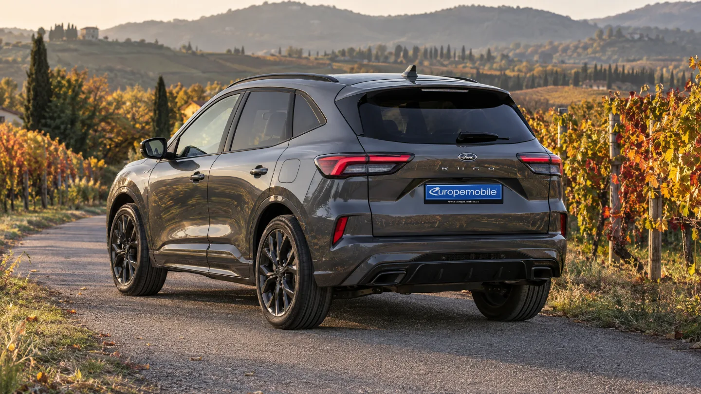 Ford Kuga 2026 von hinten in den Weinbergen