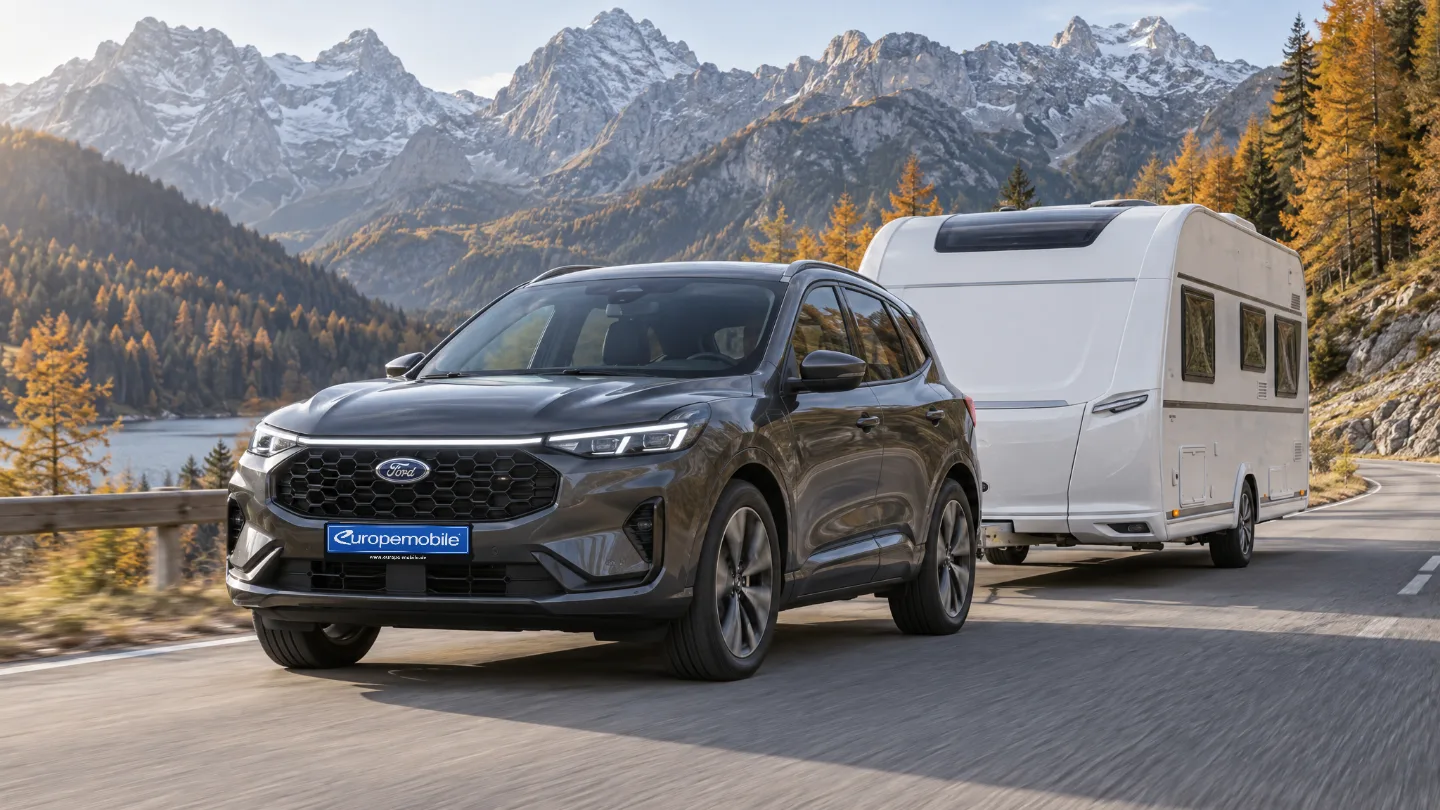 Ford Kuga mit Wohnwagen auf einer Alpenstraße