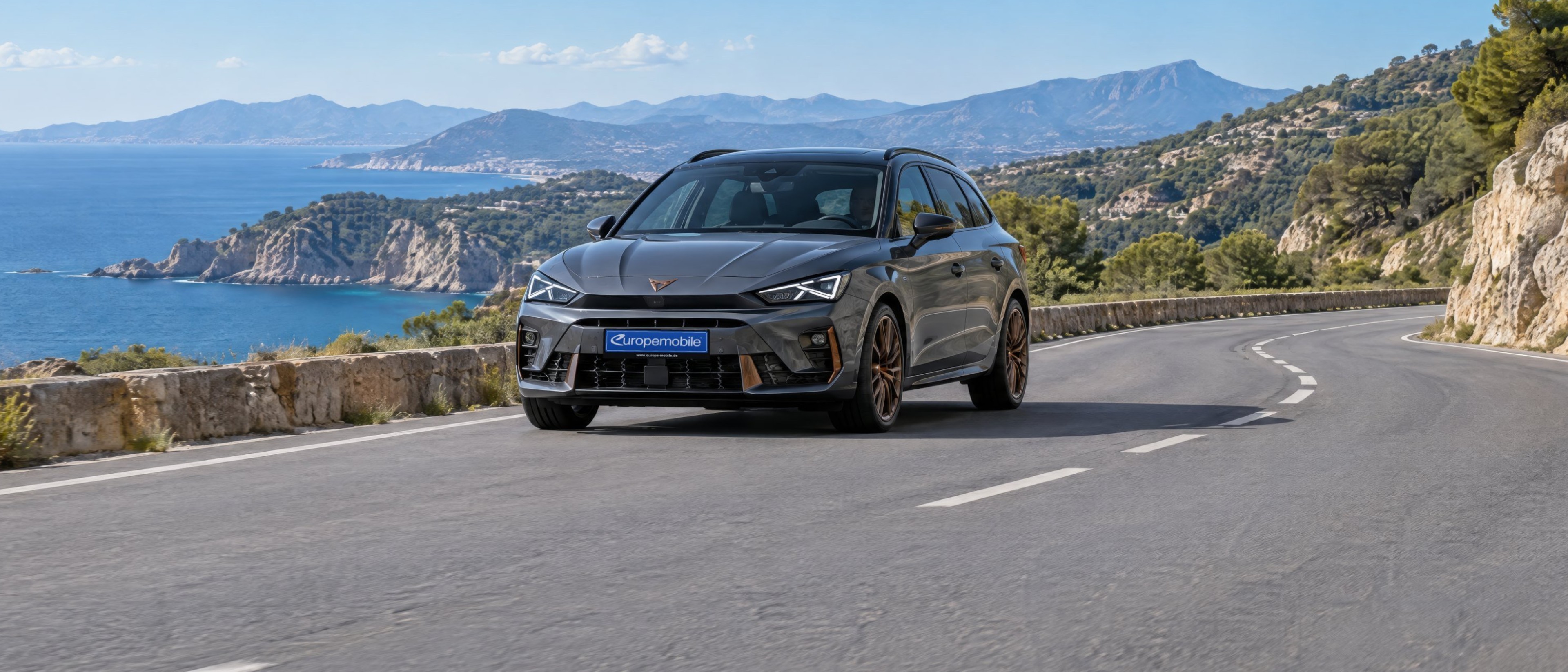 Cupra Leon Sportstourer auf einer Küstenstraße am Meer