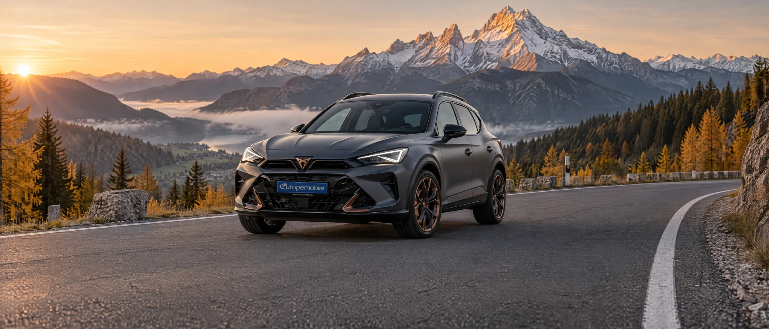 Cupra Formentor VZ auf einer Alpenstraße vor dem Watzmann bei Sonnenaufgang