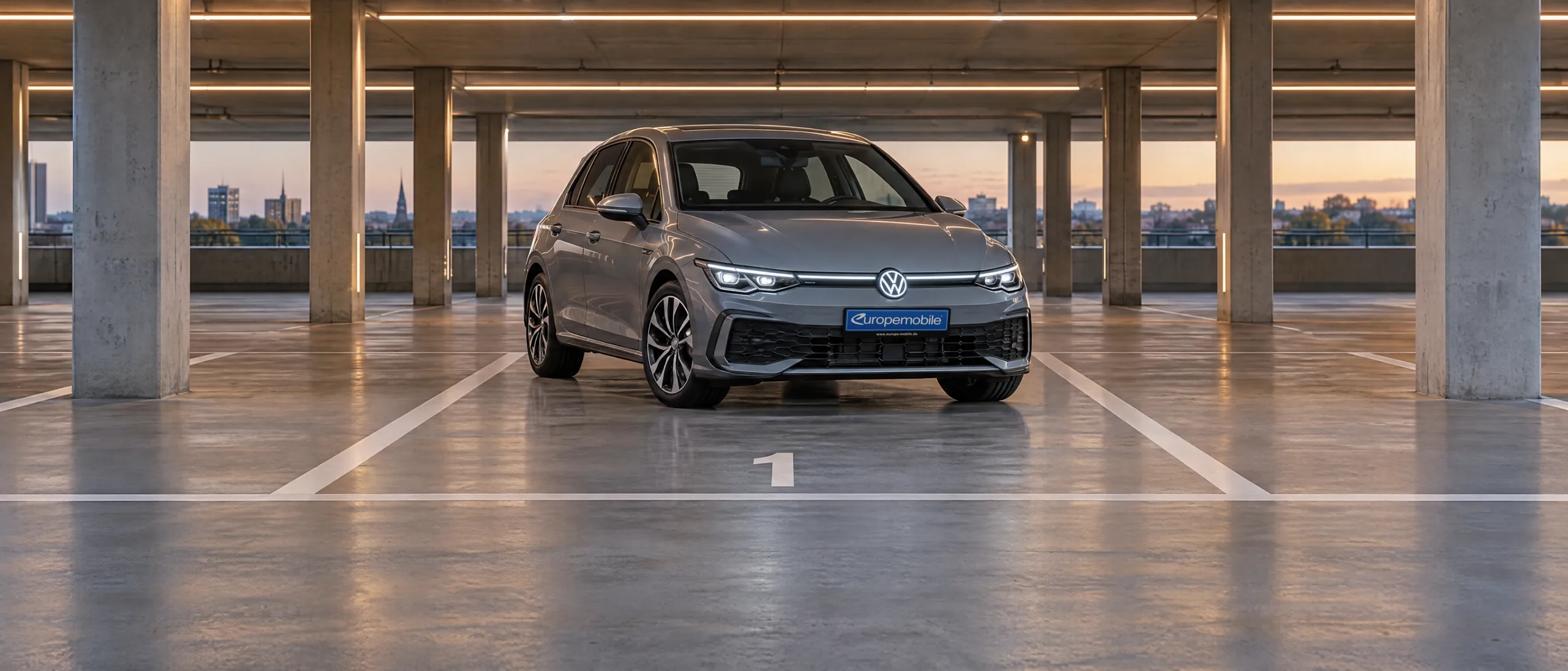 VW Golf auf Parkplatz Nummer 1 in einem modernen Parkhaus