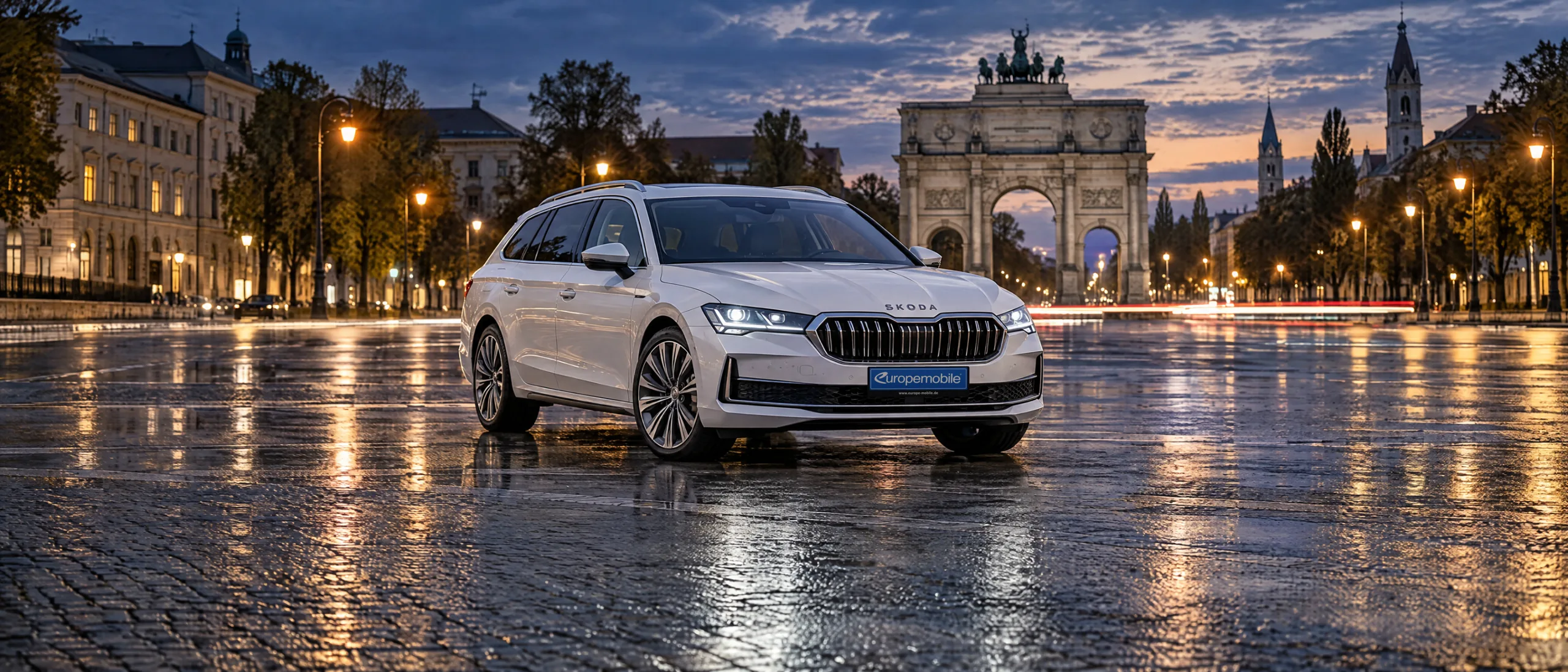 Škoda Superb Combi vor dem Siegestor in München zur blauen Stunde