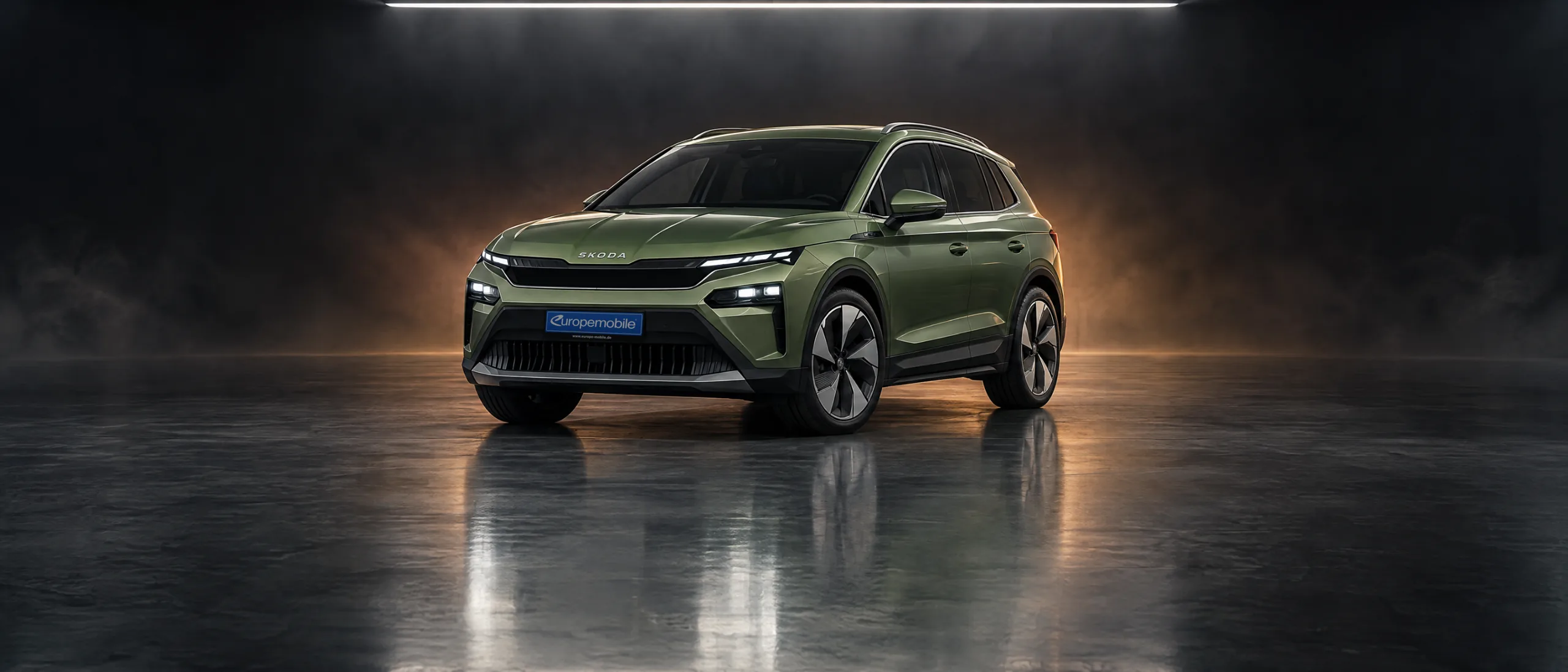 Škoda Elroq im dunklen Fotostudio mit kupferfarbenem Kantenlicht