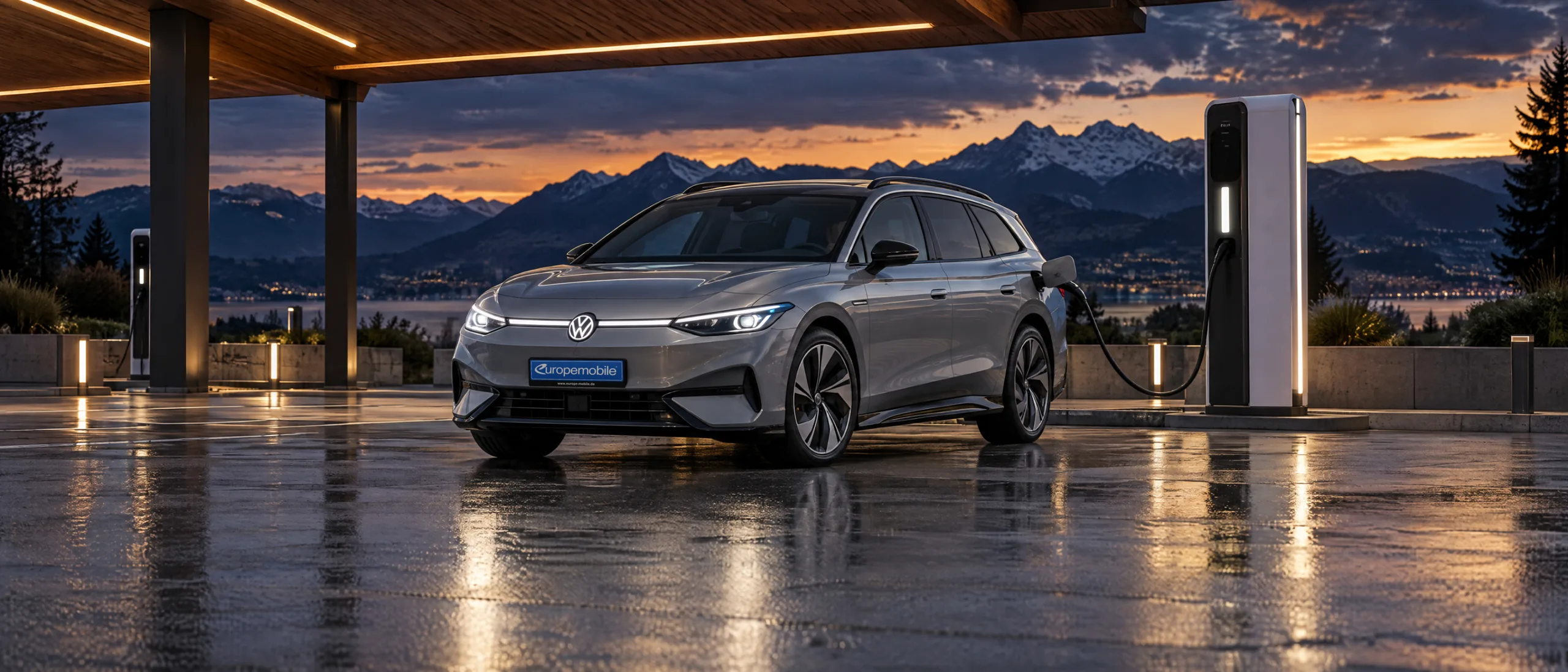 VW ID.7 Tourer an einem Schnellladepark in der Abenddämmerung