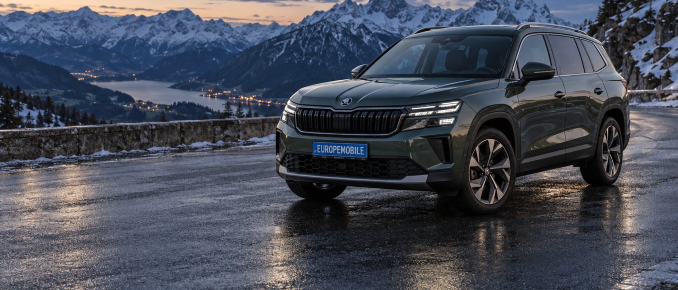Škoda Kodiaq der zweiten Generation auf einer Alpenstraße zur blauen Stunde