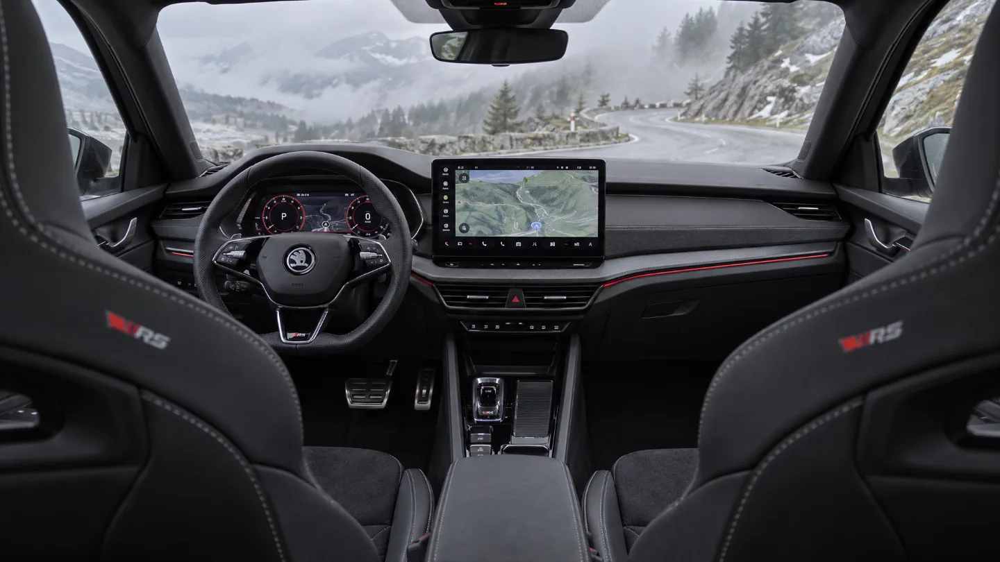 Cockpit des Škoda Octavia RS mit Sportsitzen und 13-Zoll-Bildschirm