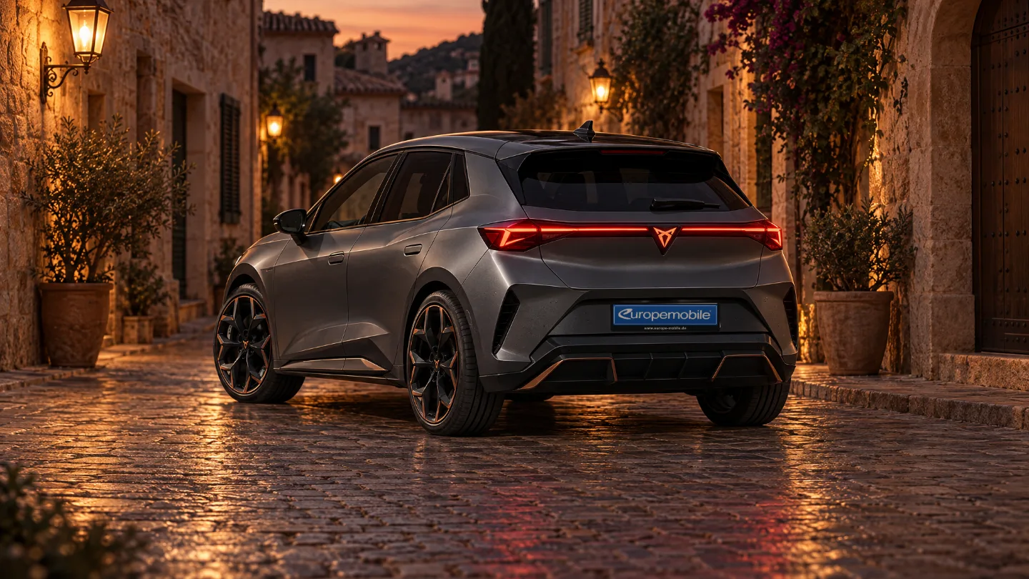Heck des Cupra Raval in Dunkelgrau mit durchgehendem Leuchtband in einer Altstadtgasse am Abend