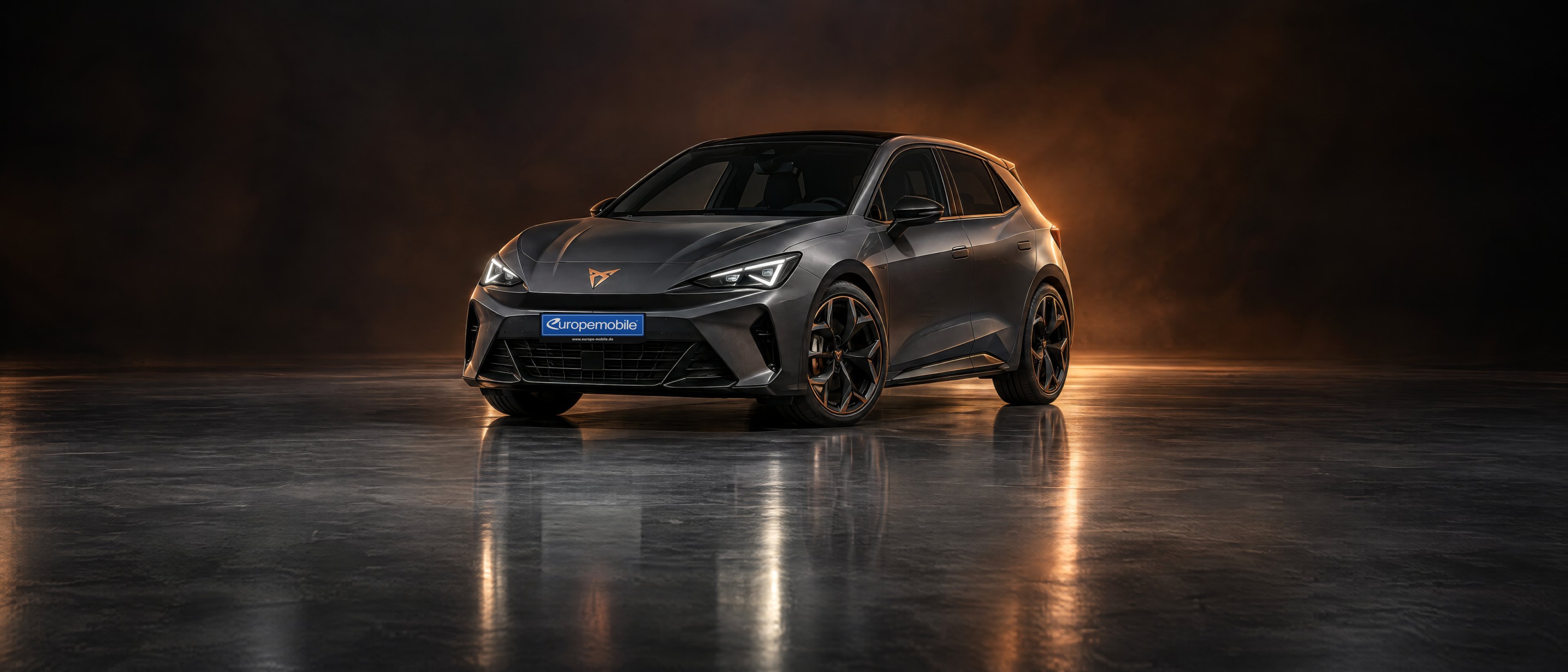 Cupra Raval in Dunkelgrau im Fotostudio mit Kupferlicht