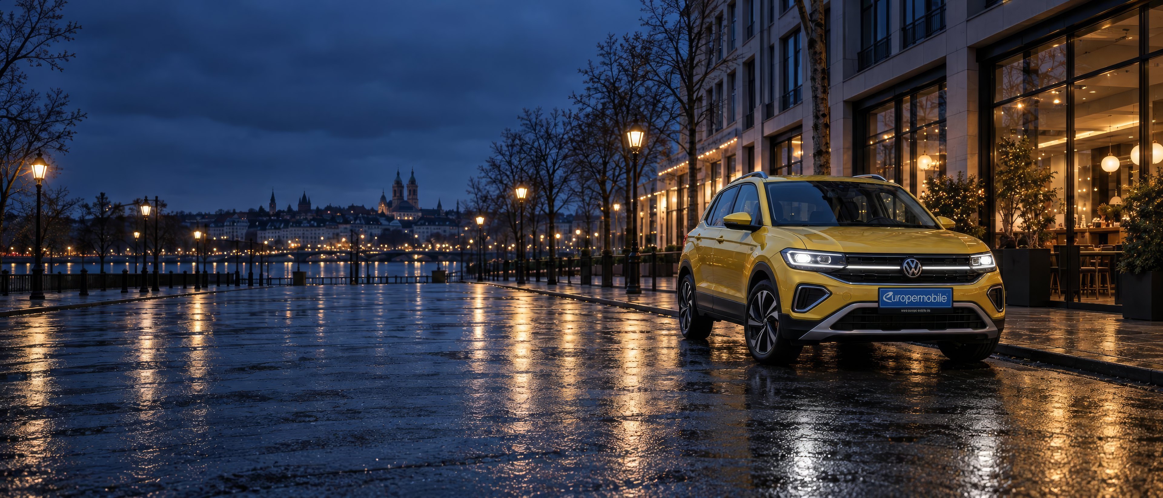 VW T-Cross in Gelb am Abend auf einer nassen Uferpromenade