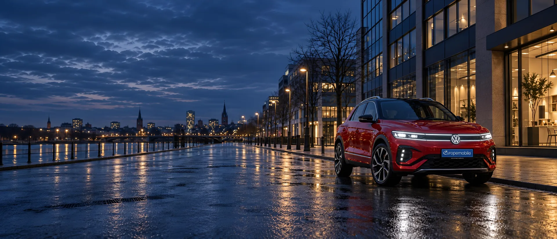 Neuer VW T-Roc auf einer Landstraße