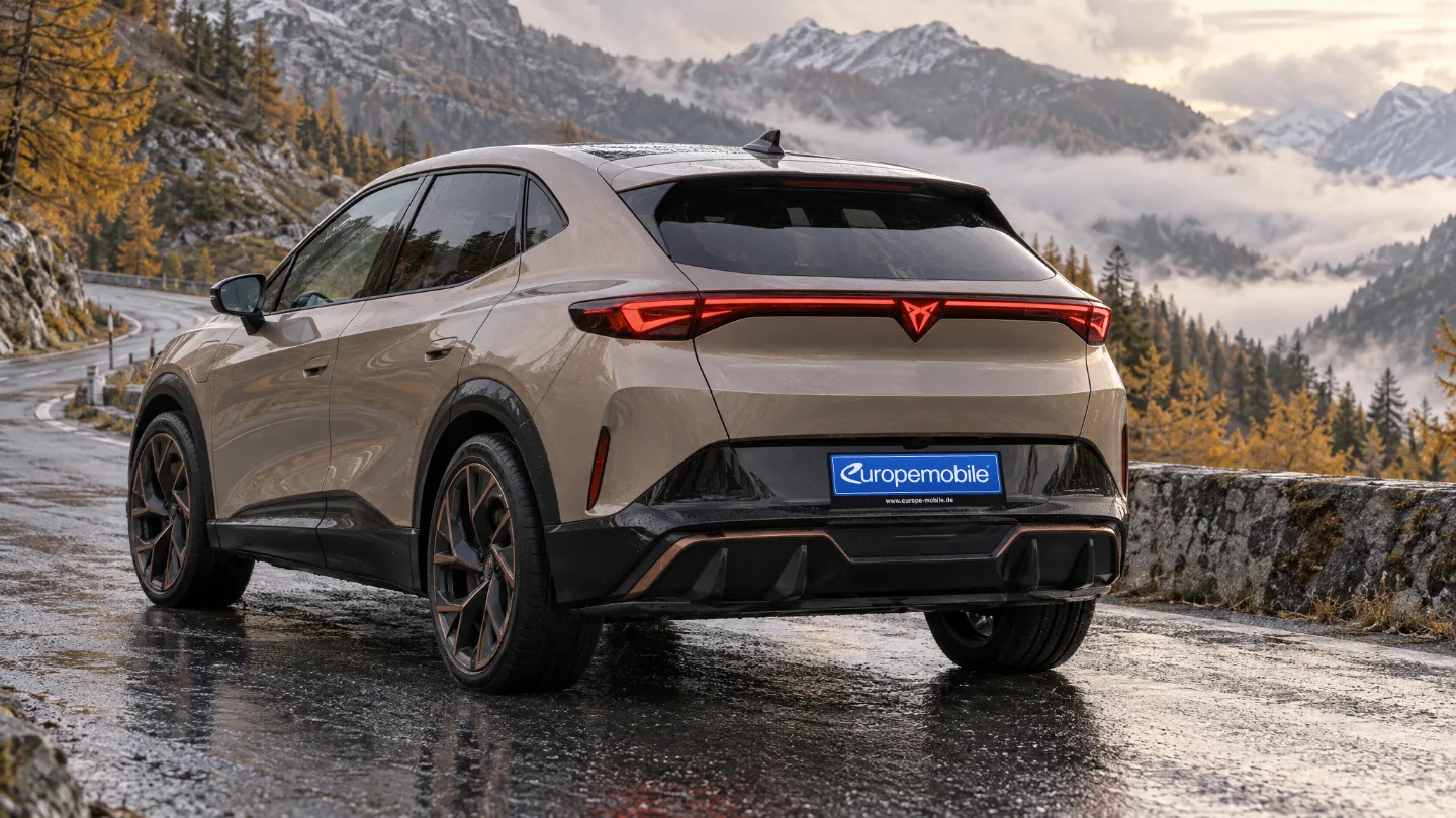 Heck des Cupra Tavascan 2026 mit durchgehendem Leuchtband und beleuchtetem Cupra-Logo