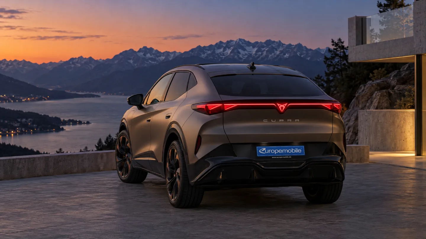 Heck eines Cupra Tavascan in Bronze matt mit leuchtendem Lichtband auf einer Aussichtsplattform an einem Bergsee in der Dämmerung
