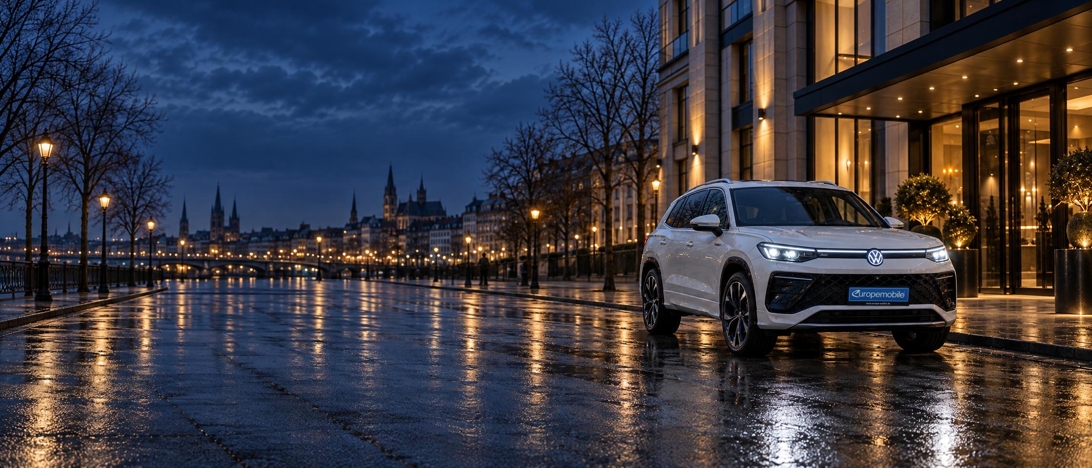 VW Tayron 2026 in der Stadt zur blauen Stunde