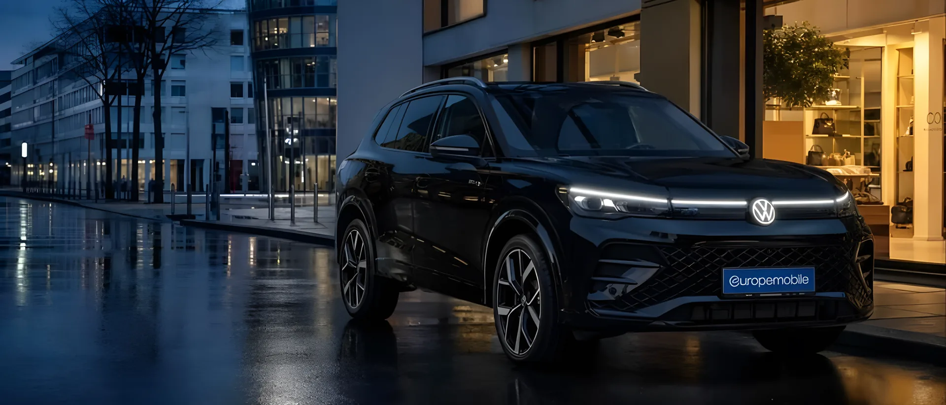 VW Tiguan in der Stadt zur blauen Stunde