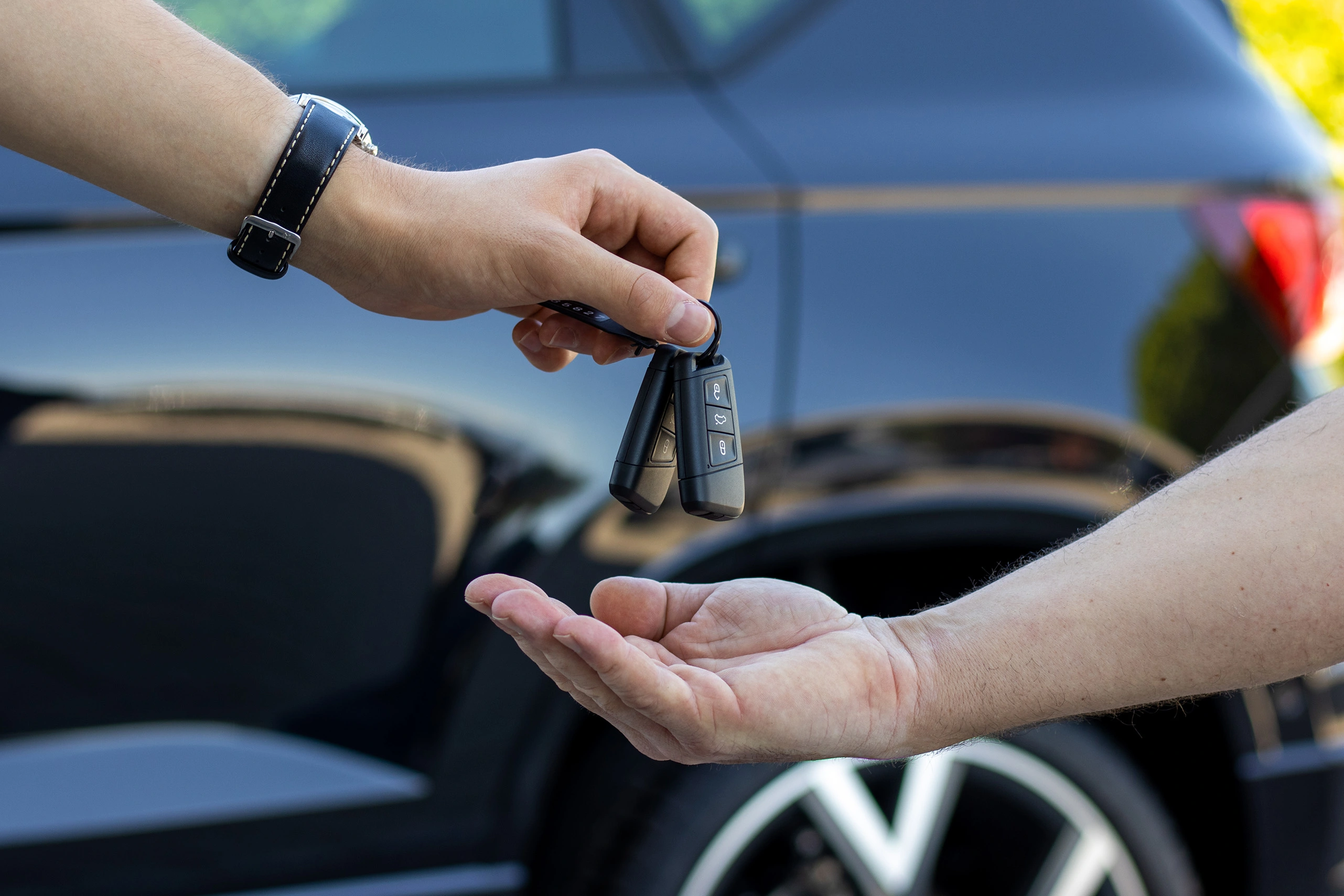 Sicher kaufen hand mit dem Schlüssel