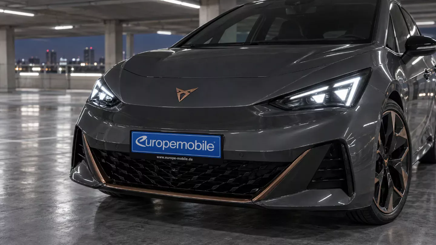 Front des Cupra Born 2026 mit dreieckigen Matrix-LED-Scheinwerfern und kupferfarbenem Cupra-Logo