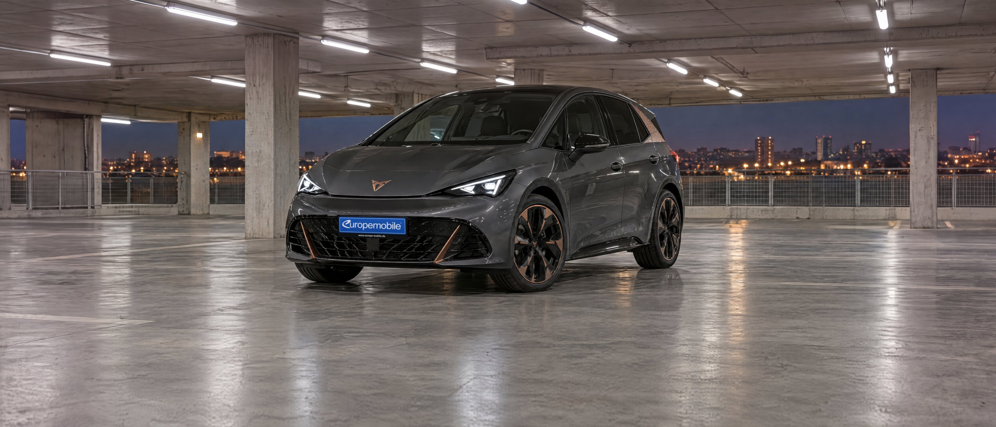 Cupra Born 2026 in Grau in einem modernen Parkhaus am Abend