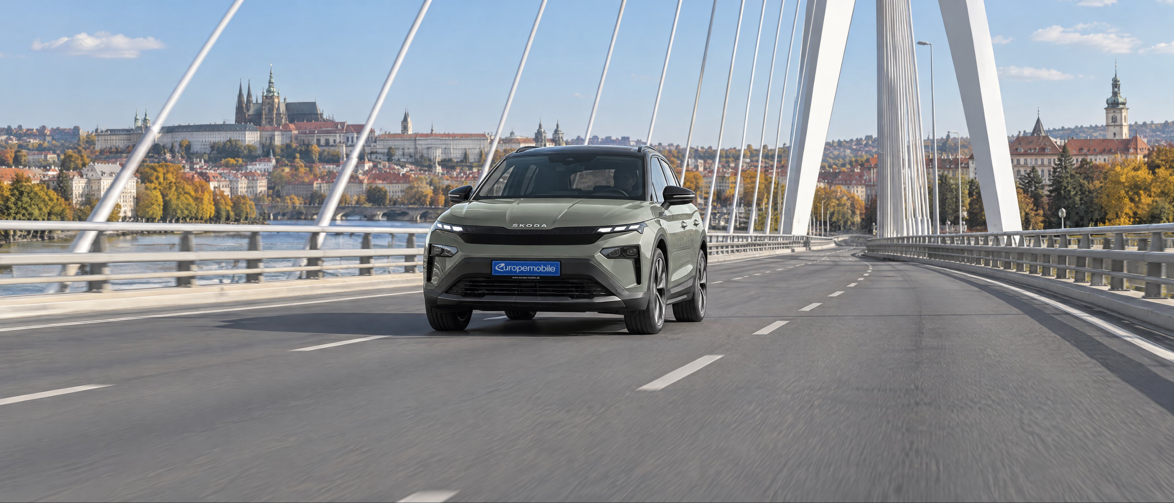 Škoda Elroq auf einer Brücke in der Stadt bei Tag