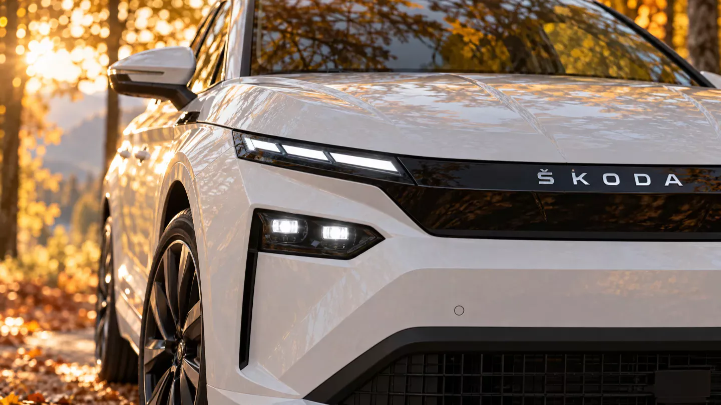 Front des Škoda Enyaq 2026 mit schwarzer Tech-Deck-Front und LED-Scheinwerfern