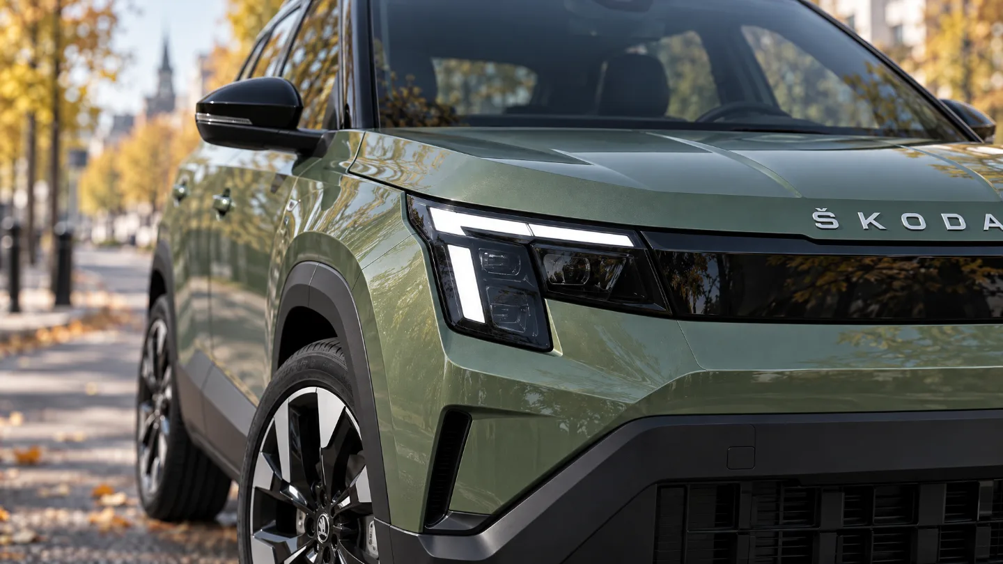 Front des Škoda Epiq 2026 mit T-förmigem Tagfahrlicht und Škoda-Schriftzug
