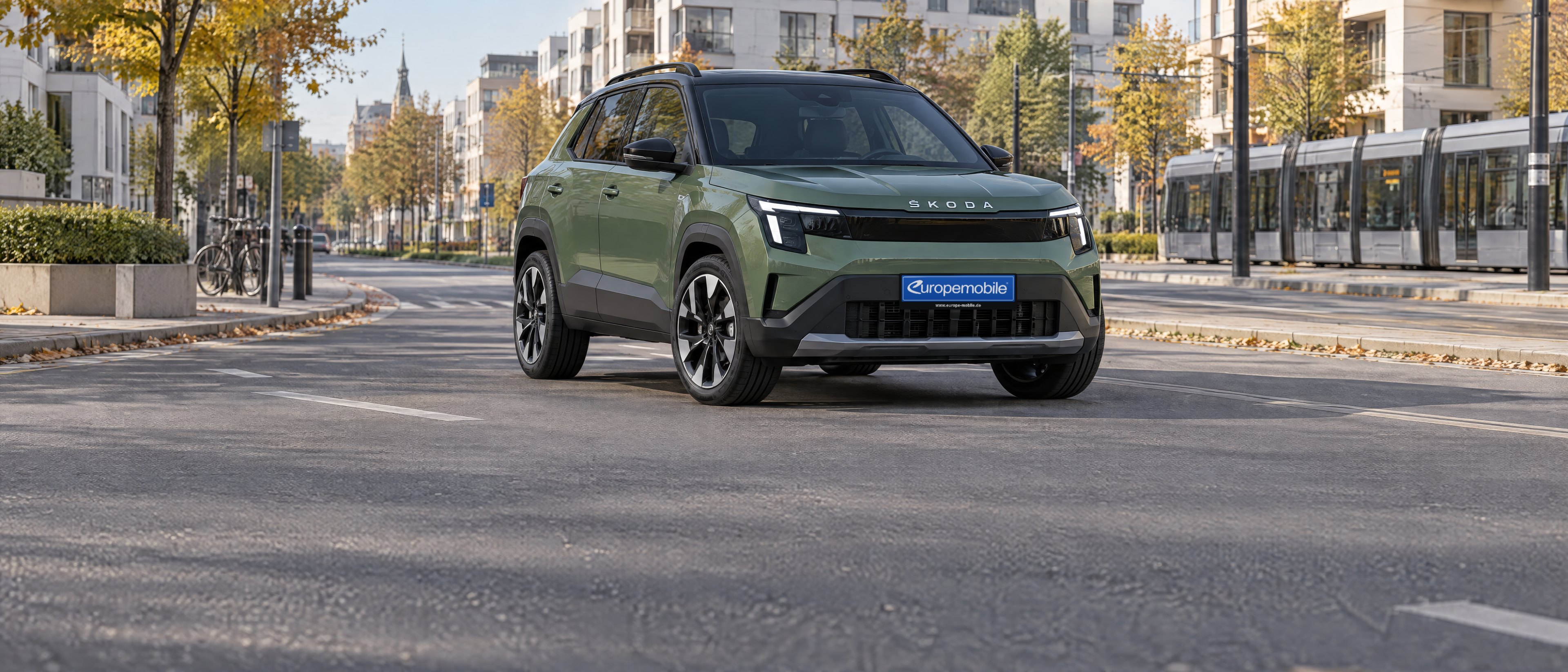 Škoda Epiq 2026 in Grün auf einer Stadtstraße im Herbst