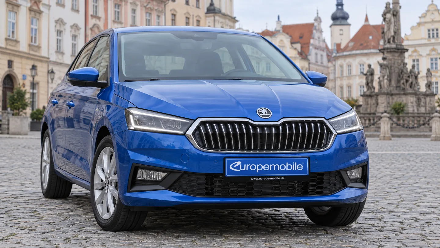 Front des Škoda Fabia mit Kühlergrill und Europemobile-Kennzeichen