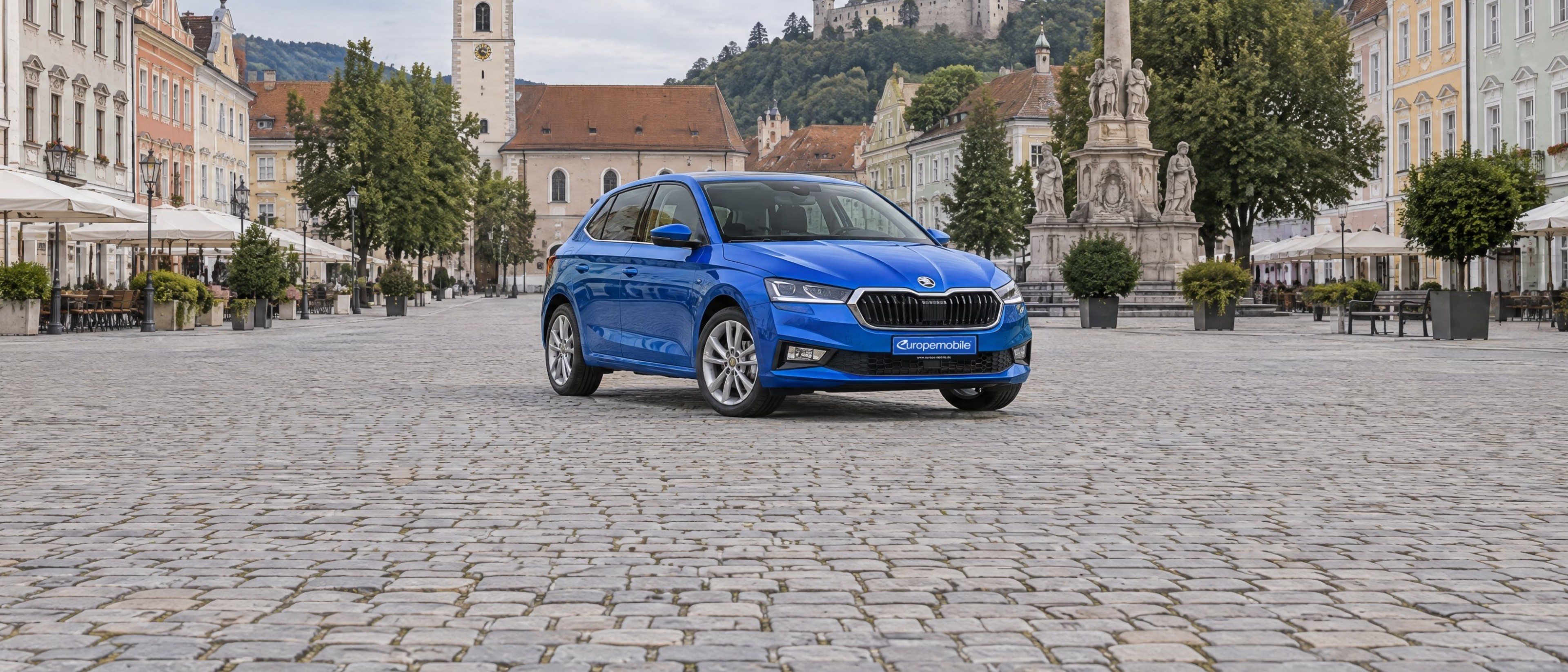 Škoda Fabia in Race-Blau auf einem Marktplatz in der Altstadt