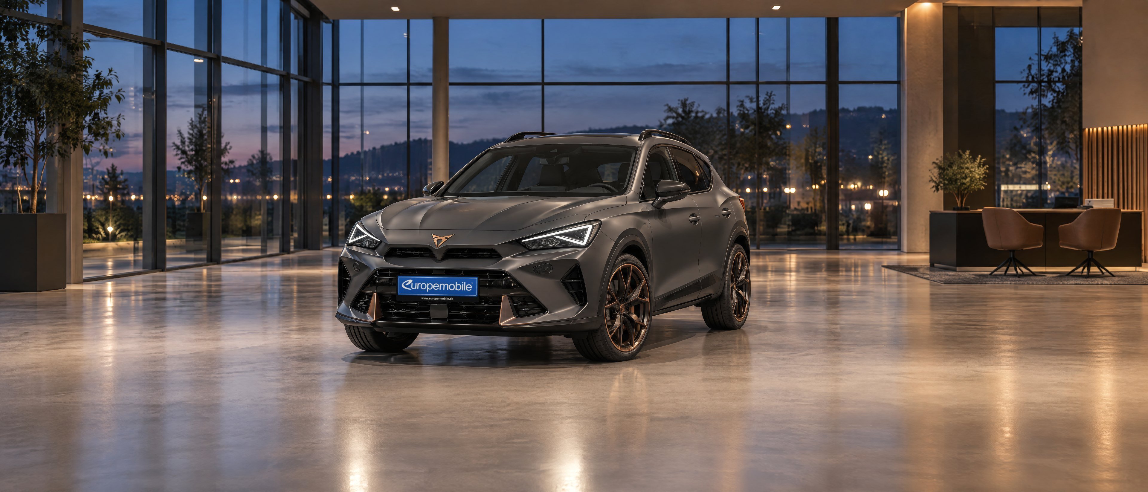 Cupra Formentor 2026 in Graphengrau im Showroom eines Autohauses am Abend