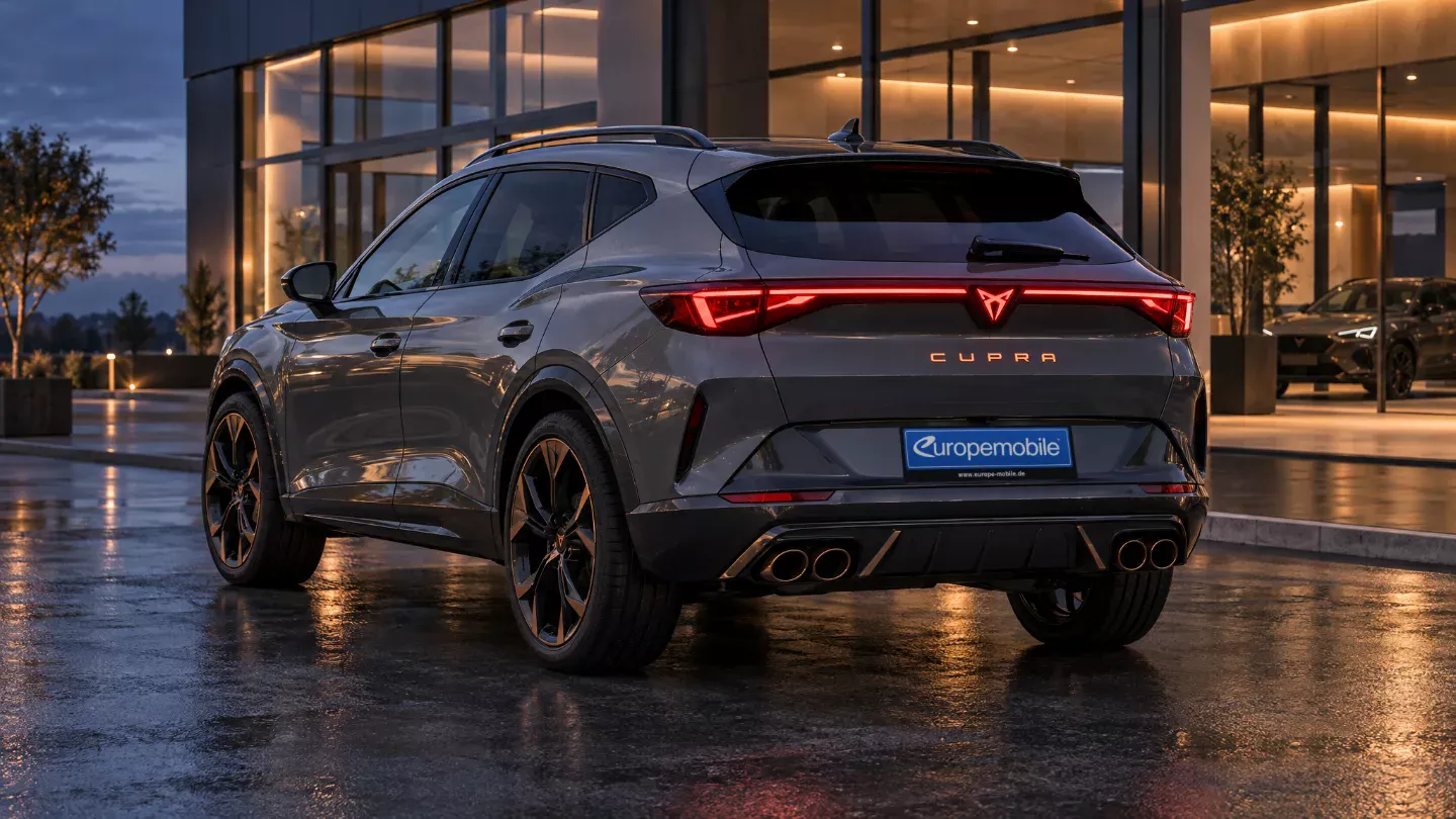Cupra Formentor von hinten vor einem beleuchteten Autohaus zur blauen Stunde