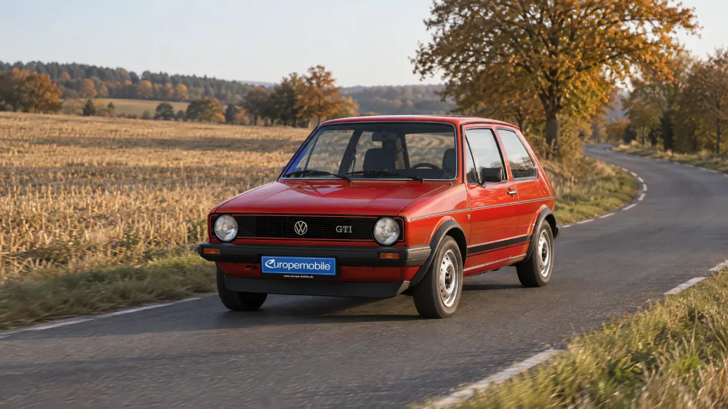 Roter VW Golf 1 GTI von 1976 auf einer Landstraße im Herbstlicht