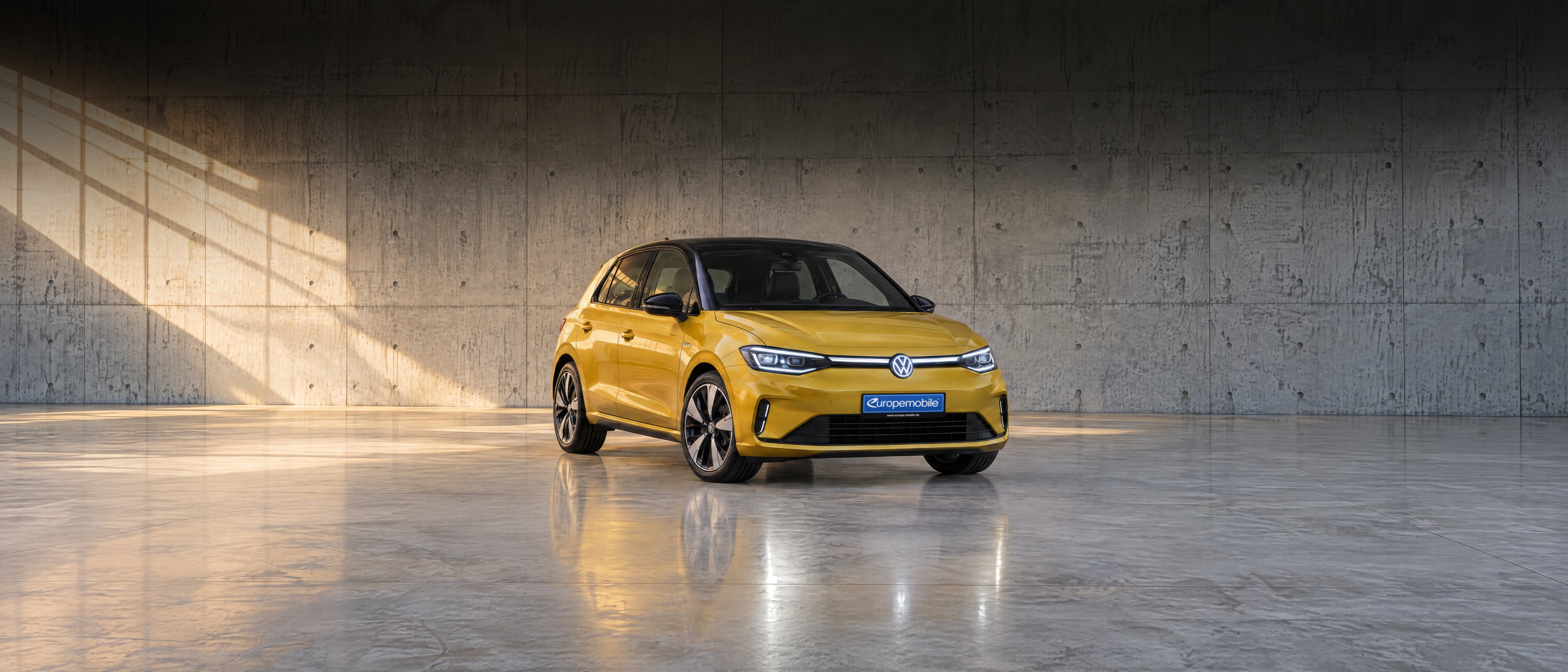 VW ID. Polo 2026 in Gelb in einem hellen Studio vor einer Sichtbetonwand