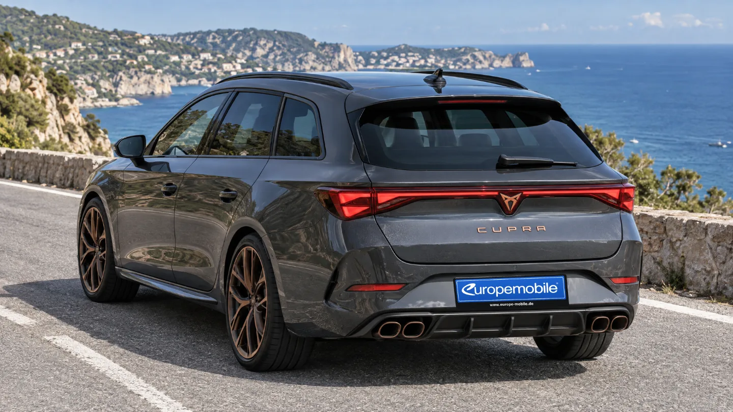 Heck des Cupra Leon Sportstourer mit Leuchtband und Cupra-Logo