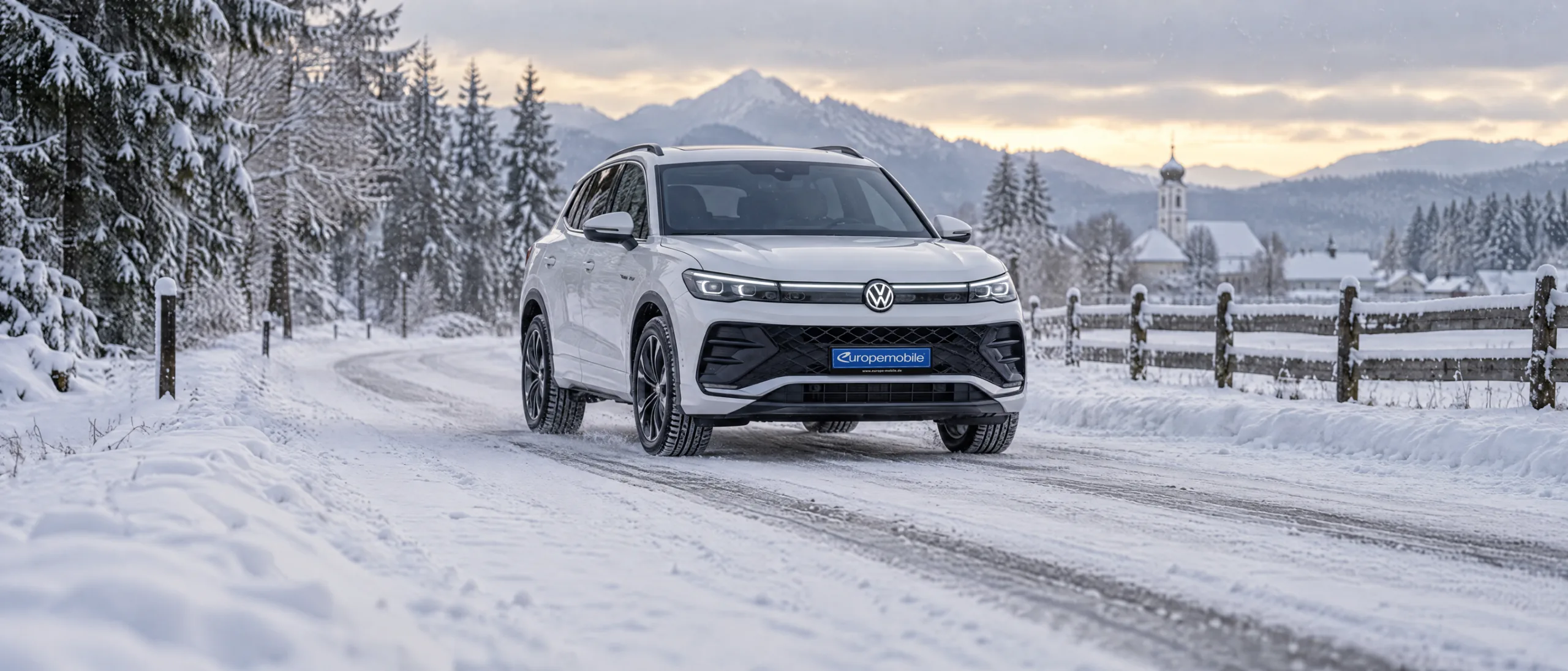 VW Tiguan auf einer verschneiten Landstraße in Oberbayern