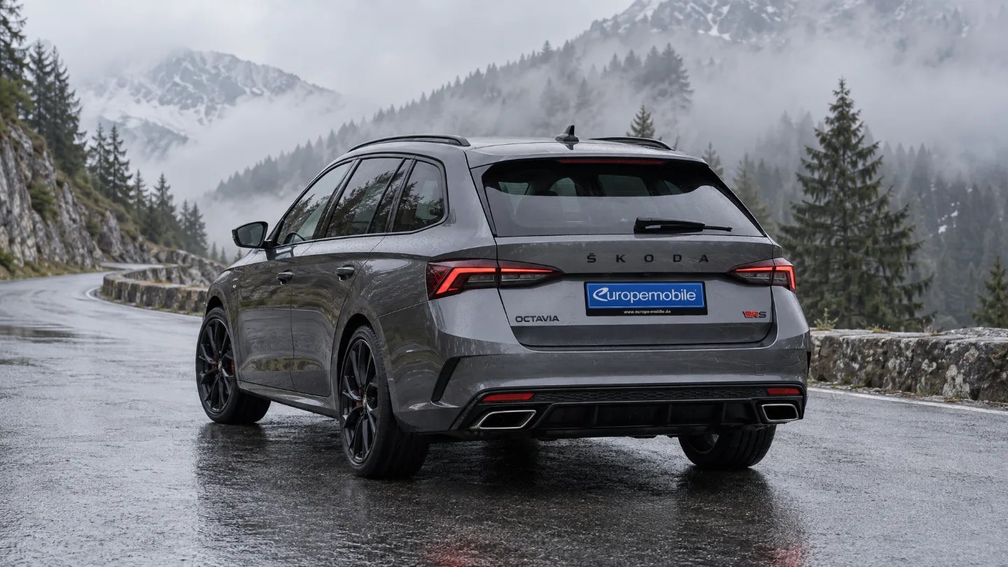 Heck des Škoda Octavia RS Combi mit Škoda-Schriftzug und RS-Logo auf nasser Passstraße