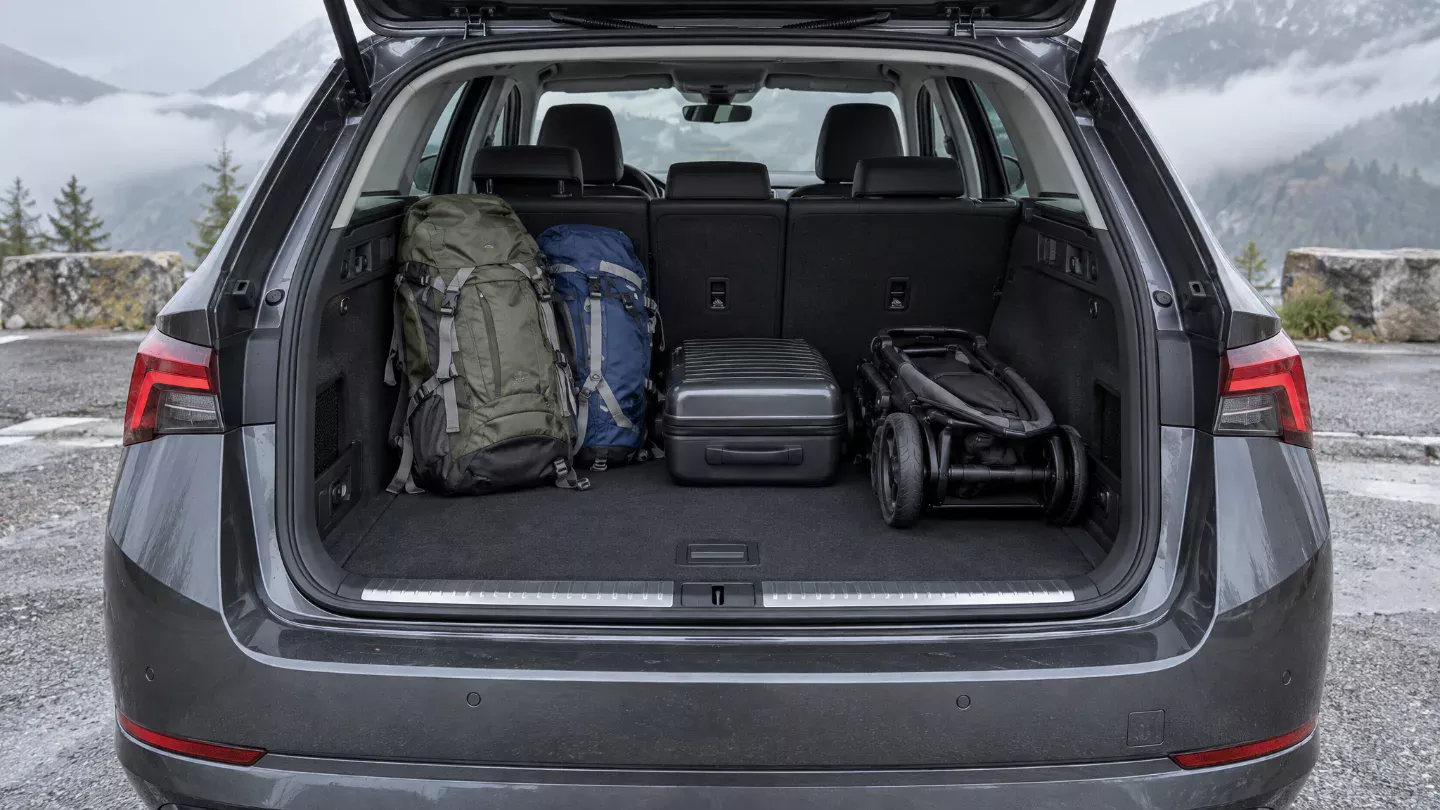 Geöffneter Kofferraum des Škoda Octavia Combi mit Rucksäcken, Koffer und Buggy