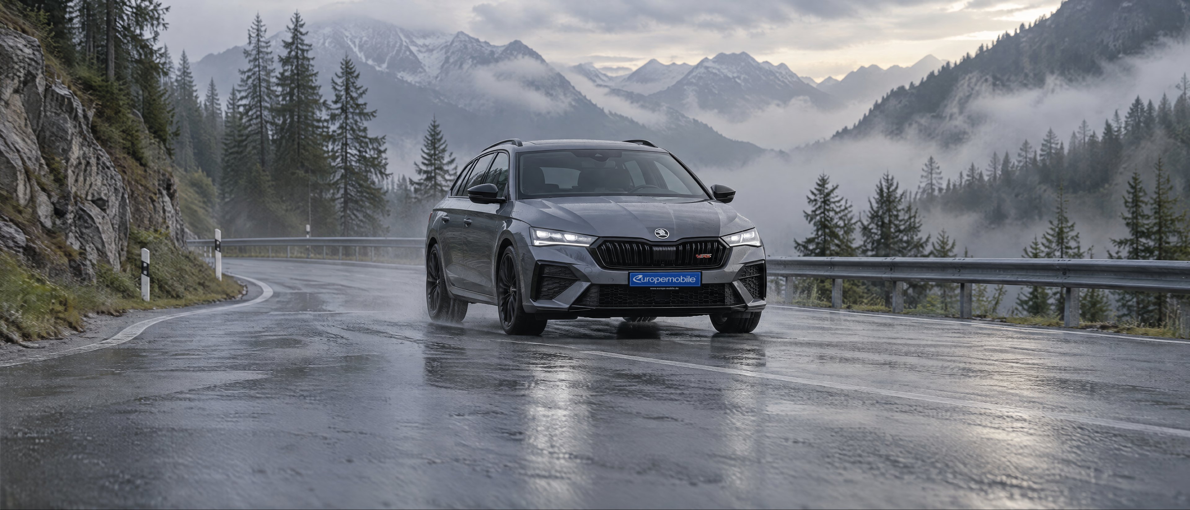 Škoda Octavia RS Combi auf einer Passstraße im Nebel
