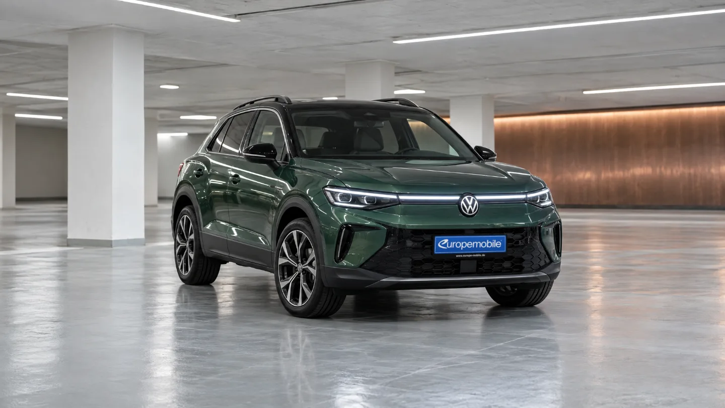 Dunkelgrüner VW T-Roc in einer hellen Tiefgarage