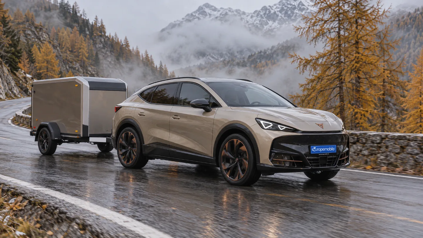 Cupra Tavascan 2026 mit kleinem Anhänger auf einer Passstraße
